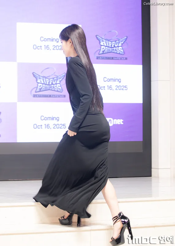 Soyeon  (G)I-IDLE photo 1 of 822