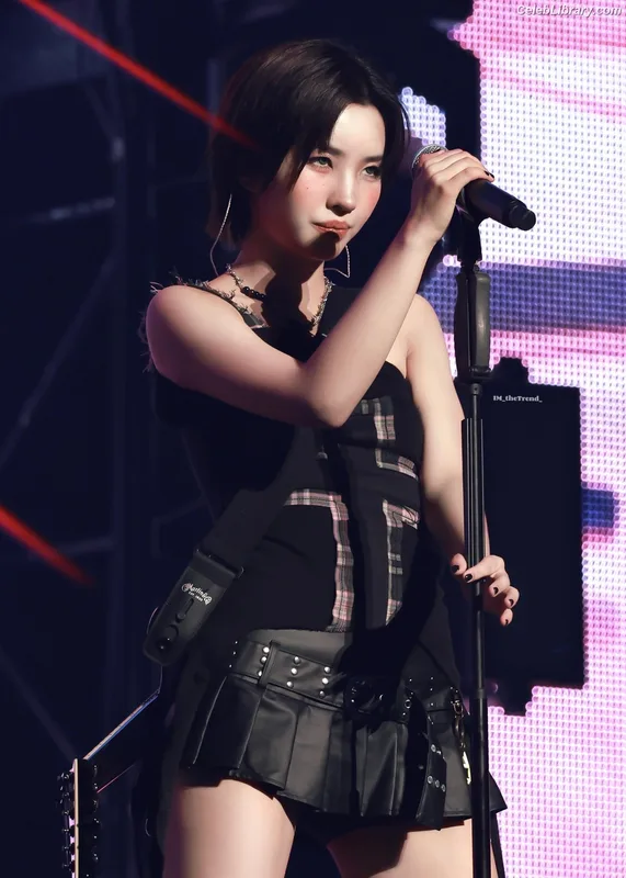 Soyeon  (G)I-IDLE photo 12 of 822