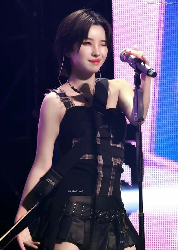 Soyeon  (G)I-IDLE photo 13 of 822