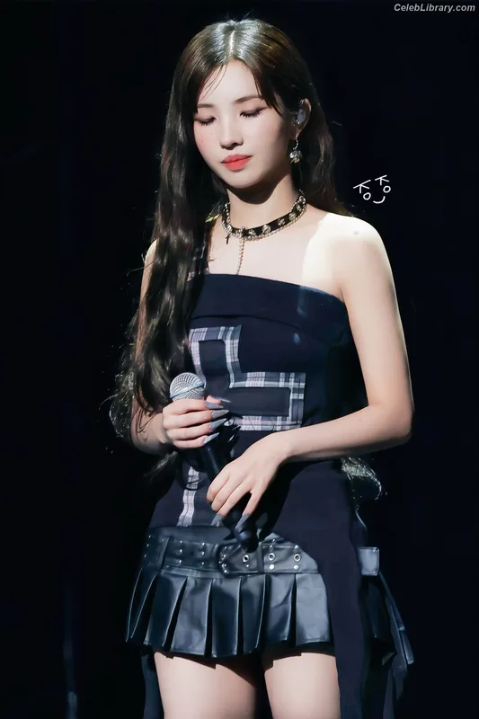 Soyeon  (G)I-IDLE photo 1 of 822