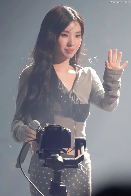 Soyeon  (G)I-IDLE photo 2 of 822