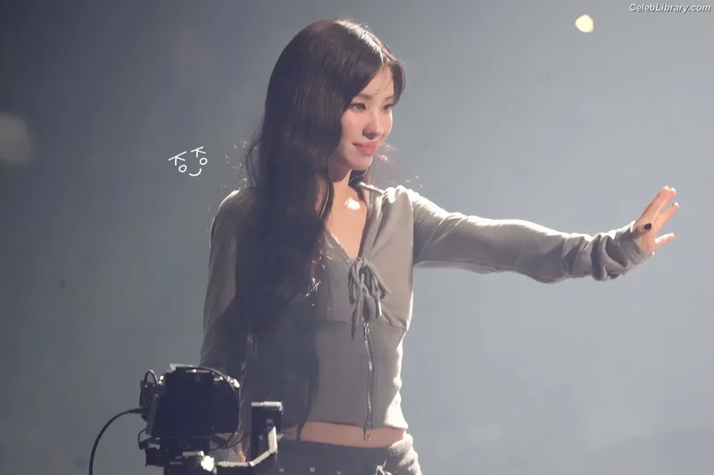 Soyeon  (G)I-IDLE photo 3 of 822