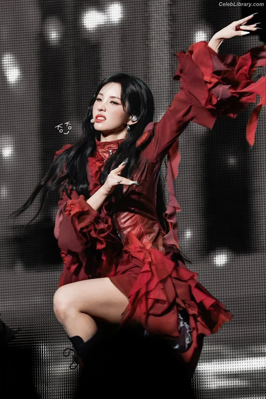 Soyeon  (G)I-IDLE photo 6 of 822