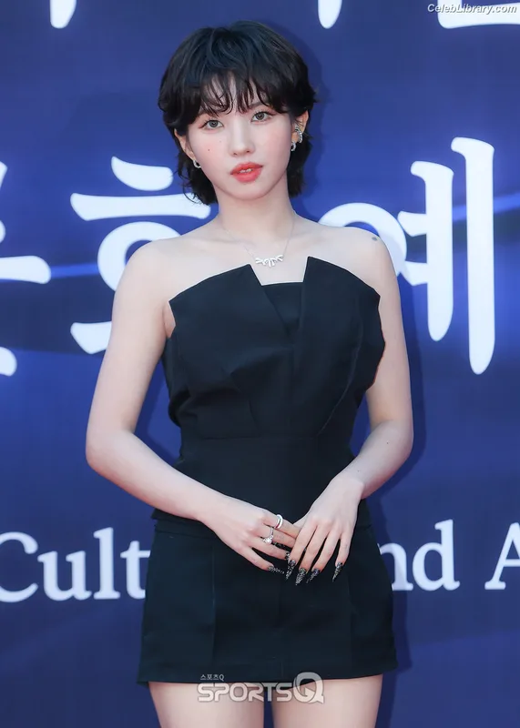 Soyeon  (G)I-IDLE photo 2 of 822