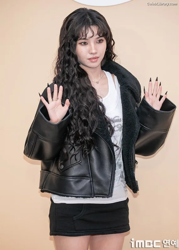 Soyeon  (G)I-IDLE photo 11 of 822
