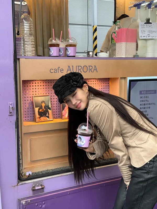 Soyeon  (G)I-IDLE photo 15 of 822