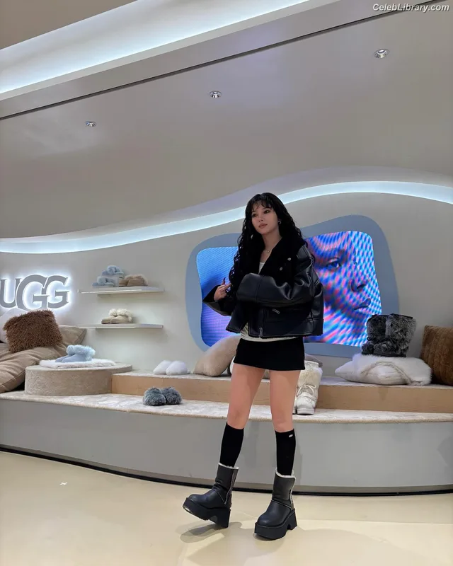 Soyeon  (G)I-IDLE photo 1 of 822