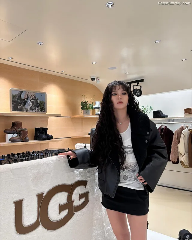 Soyeon  (G)I-IDLE photo 2 of 822