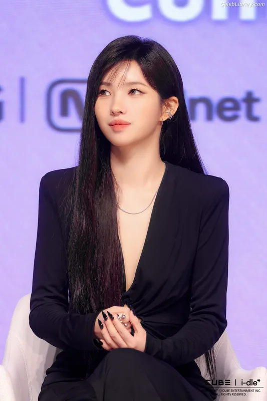 Soyeon  (G)I-IDLE photo 20 of 822