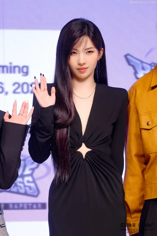 Soyeon  (G)I-IDLE photo 24 of 822
