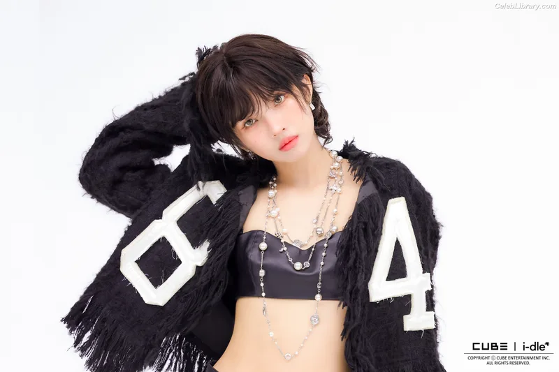 Soyeon  (G)I-IDLE photo 1 of 822