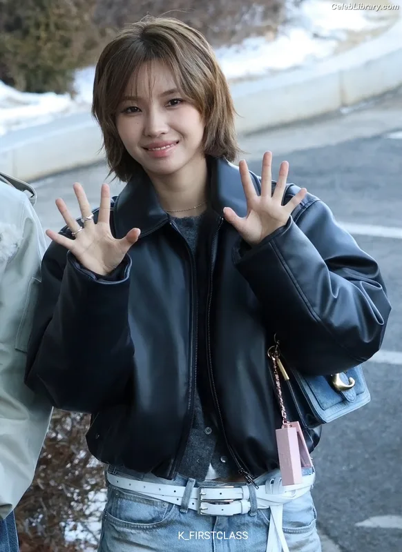 Soyeon  (G)I-IDLE photo 1 of 822