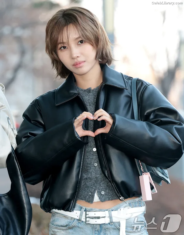Soyeon  (G)I-IDLE photo 2 of 822