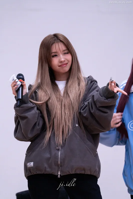 Soyeon  (G)I-IDLE photo 9 of 822