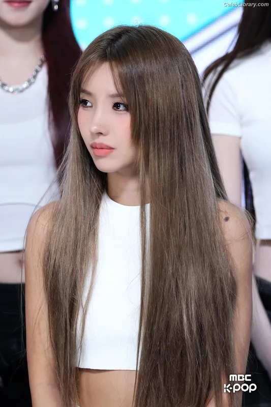 Soyeon  (G)I-IDLE photo 12 of 822
