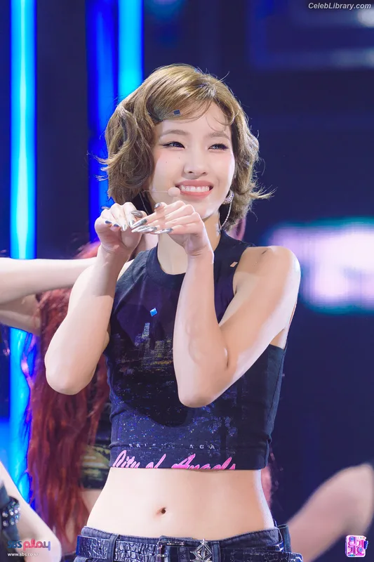 Soyeon  (G)I-IDLE photo 15 of 822