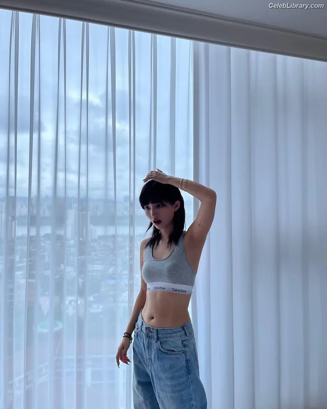 Soyeon  (G)I-IDLE photo 1 of 822