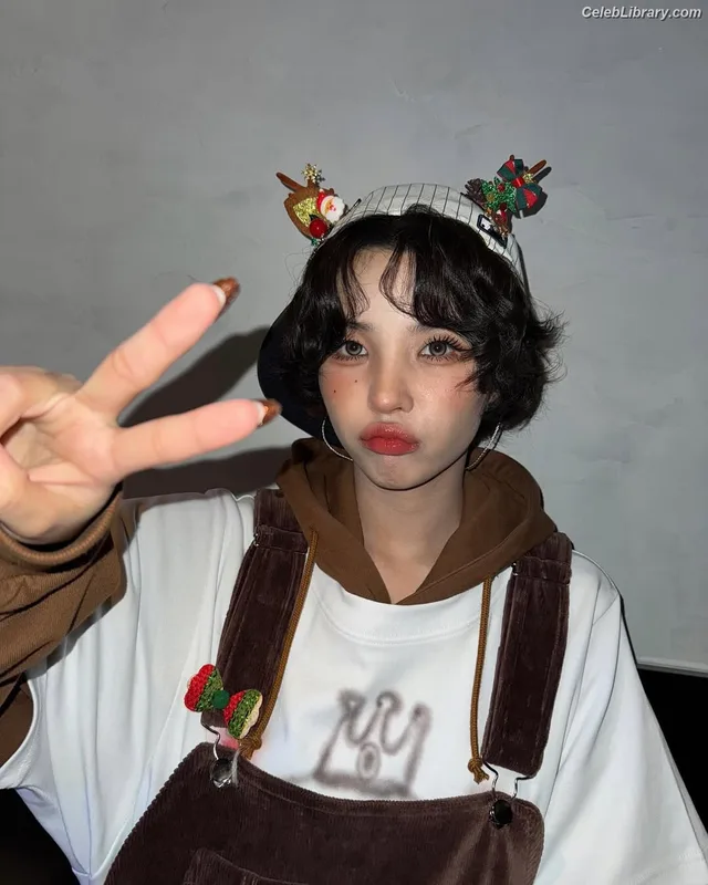 Soyeon  (G)I-IDLE photo 2 of 822