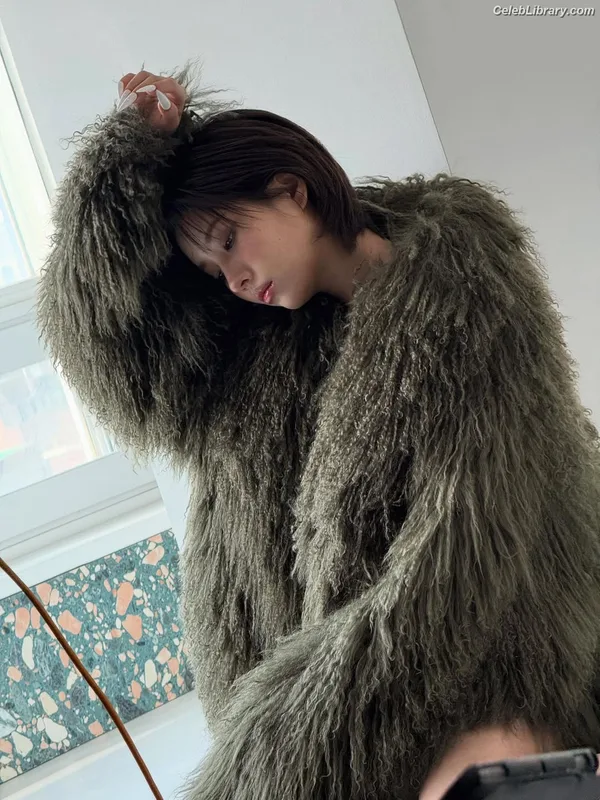 Soyeon  (G)I-IDLE photo 2 of 822