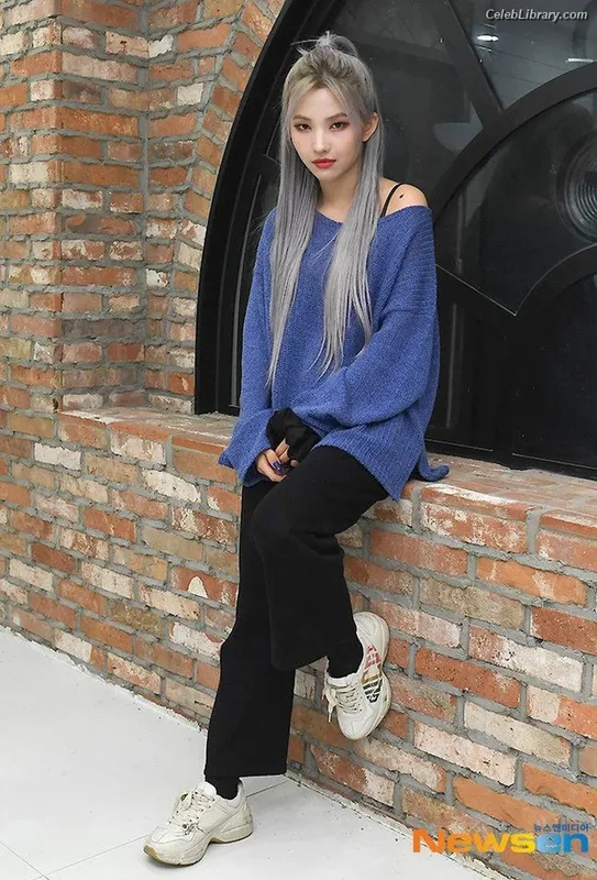 Soyeon  (G)I-IDLE photo 1 of 822