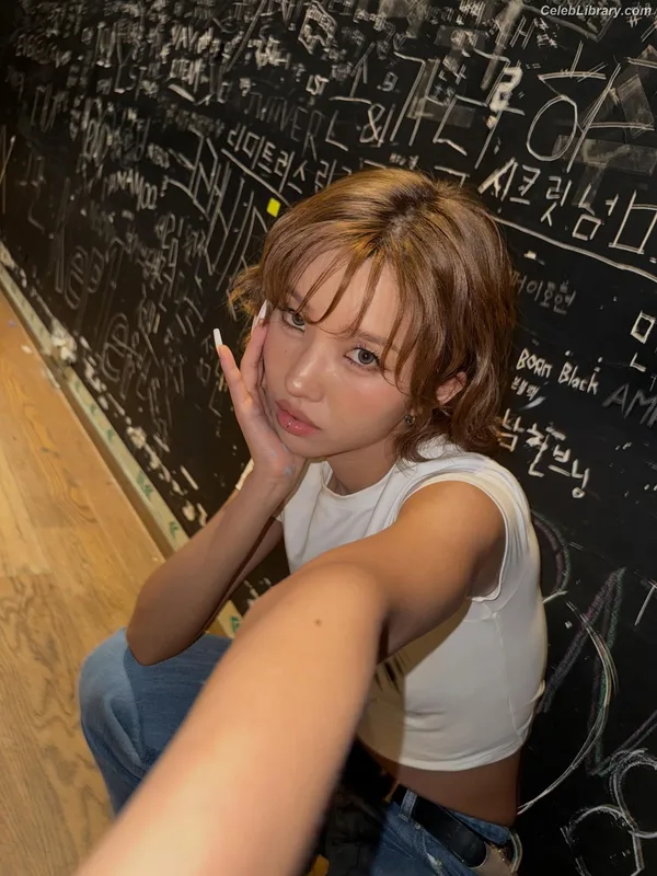 Soyeon  (G)I-IDLE photo 1 of 822