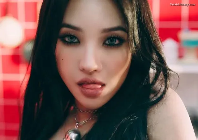 Soyeon  (G)I-IDLE photo 14 of 822