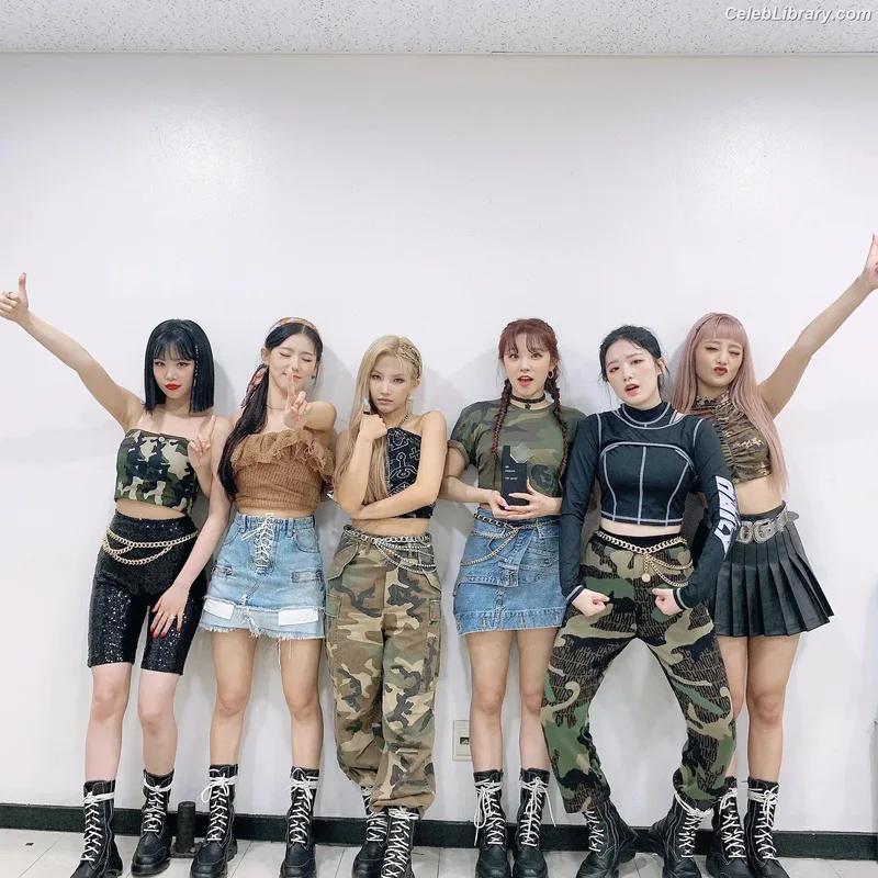 Soyeon  (G)I-IDLE photo 1 of 822