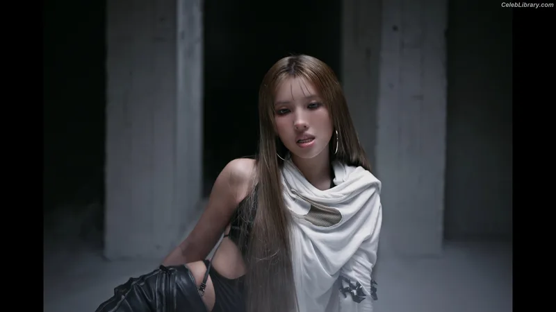 Soyeon  (G)I-IDLE photo 13 of 822