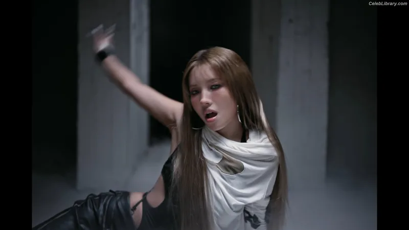Soyeon  (G)I-IDLE photo 21 of 822