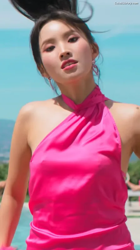 Soyeon  (G)I-IDLE photo 12 of 822