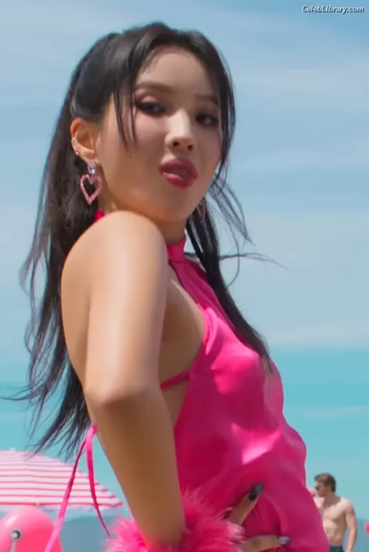 Soyeon  (G)I-IDLE photo 15 of 822