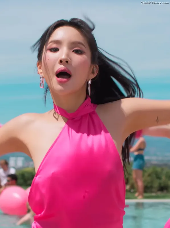 Soyeon  (G)I-IDLE photo 18 of 822