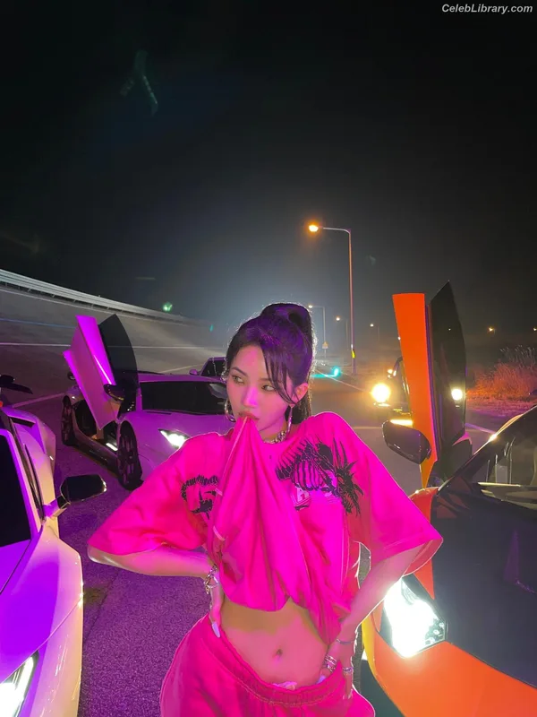 Soyeon  (G)I-IDLE photo 24 of 822