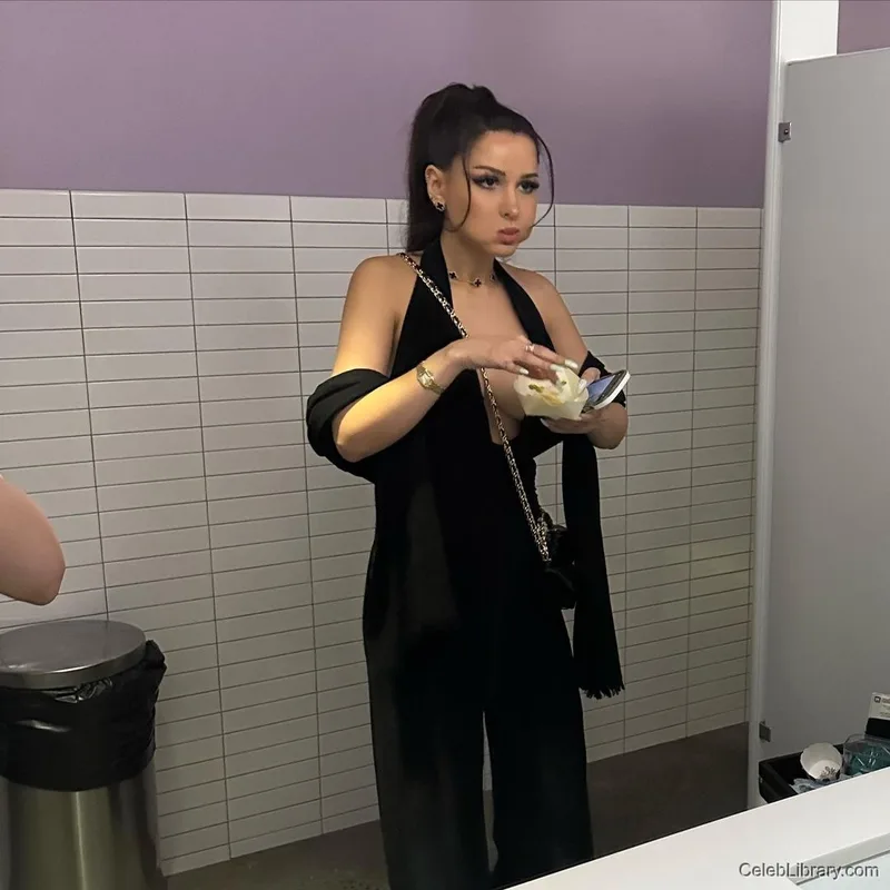 Sssniperwolf photo 5 of 1674