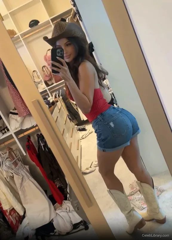 Sssniperwolf photo 1 of 1674