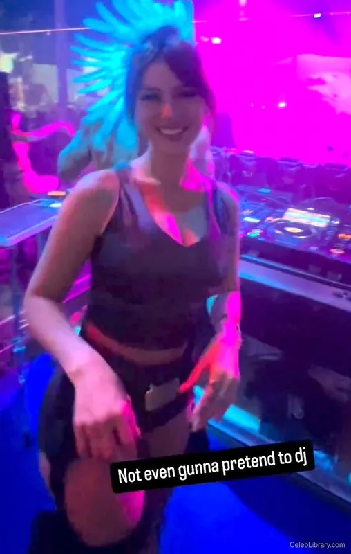 Sssniperwolf photo 1 of 1674