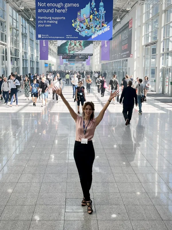 Stefanie Joosten photo 18 of 192