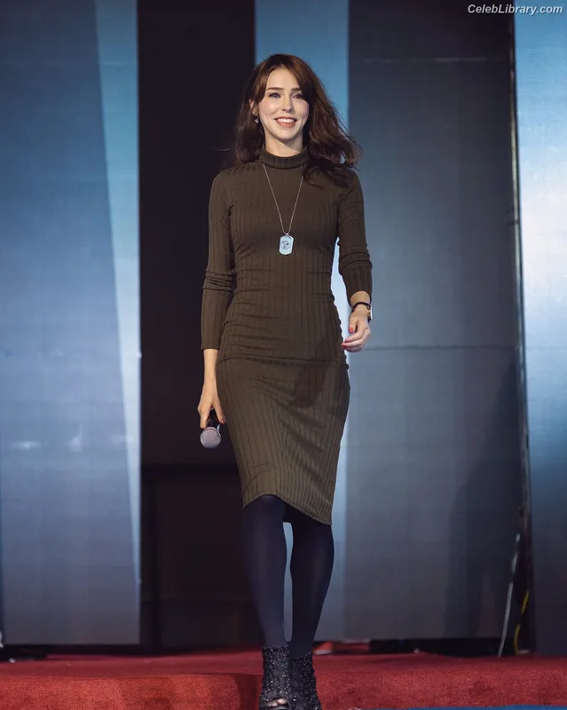 Stefanie Joosten photo 22 of 192