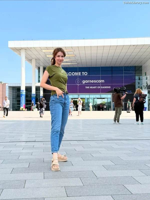 Stefanie Joosten photo 14 of 192