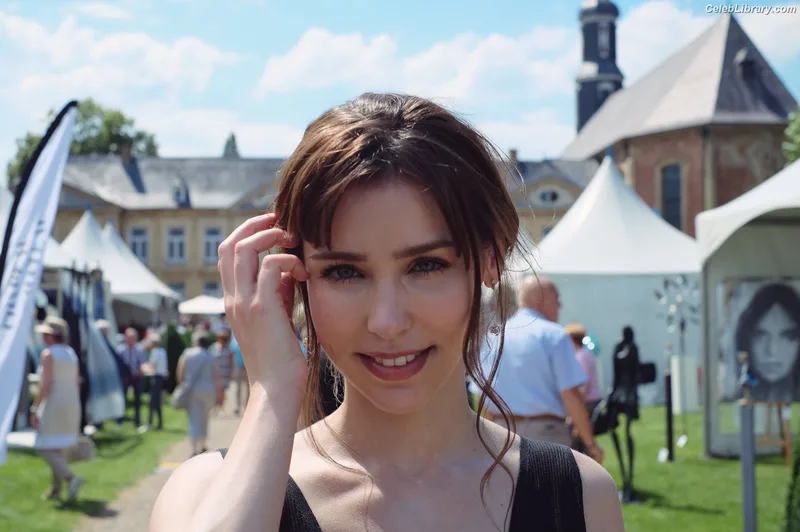 Stefanie Joosten photo 10 of 192