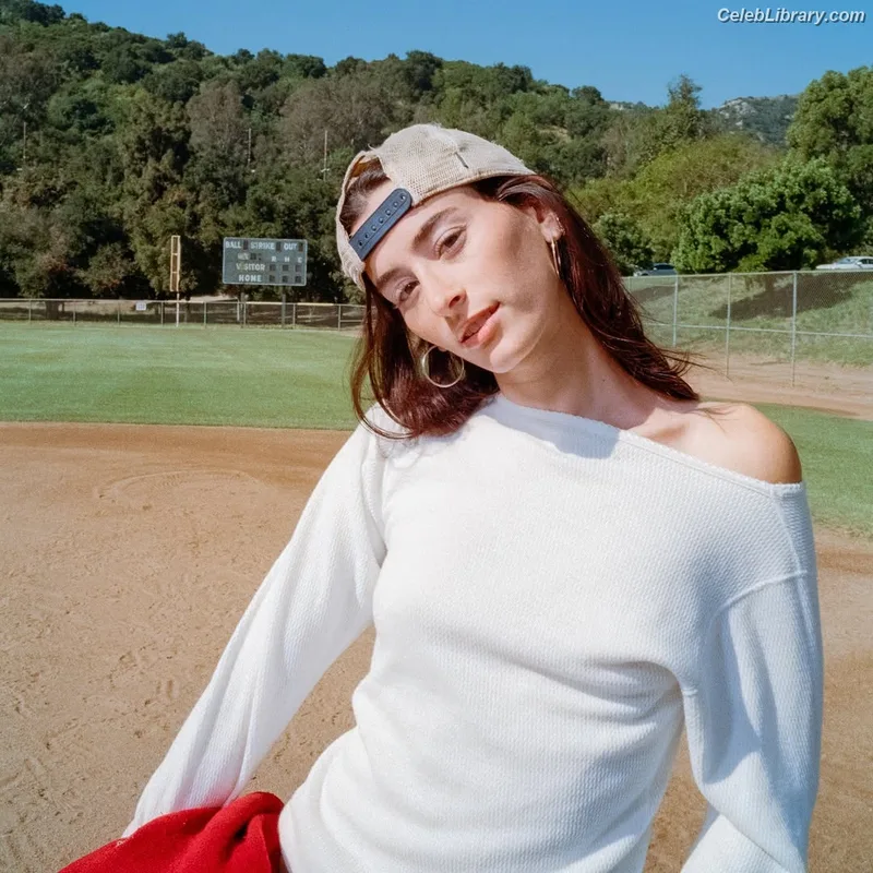 Stella Lefty photo 7 of 78