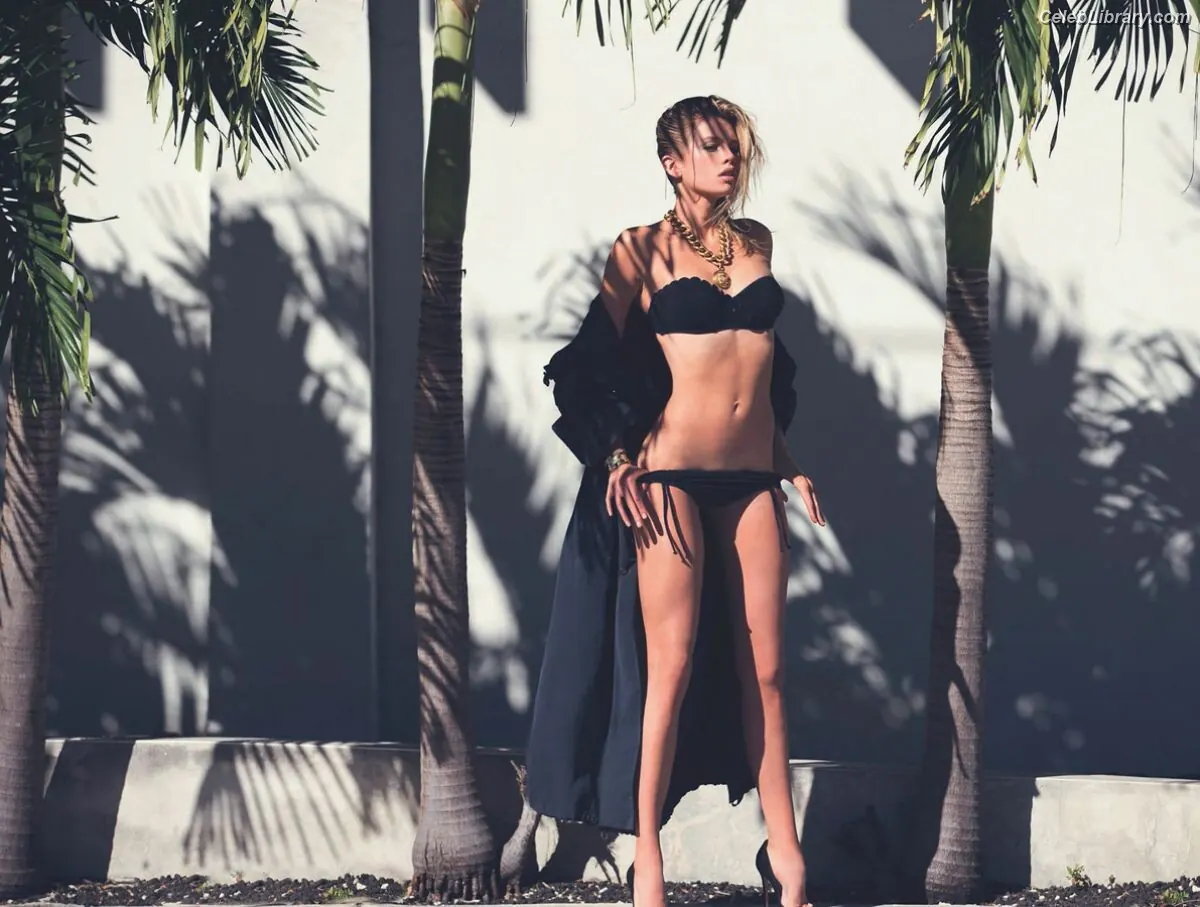 Stella Maxwell photo 10 of 1067