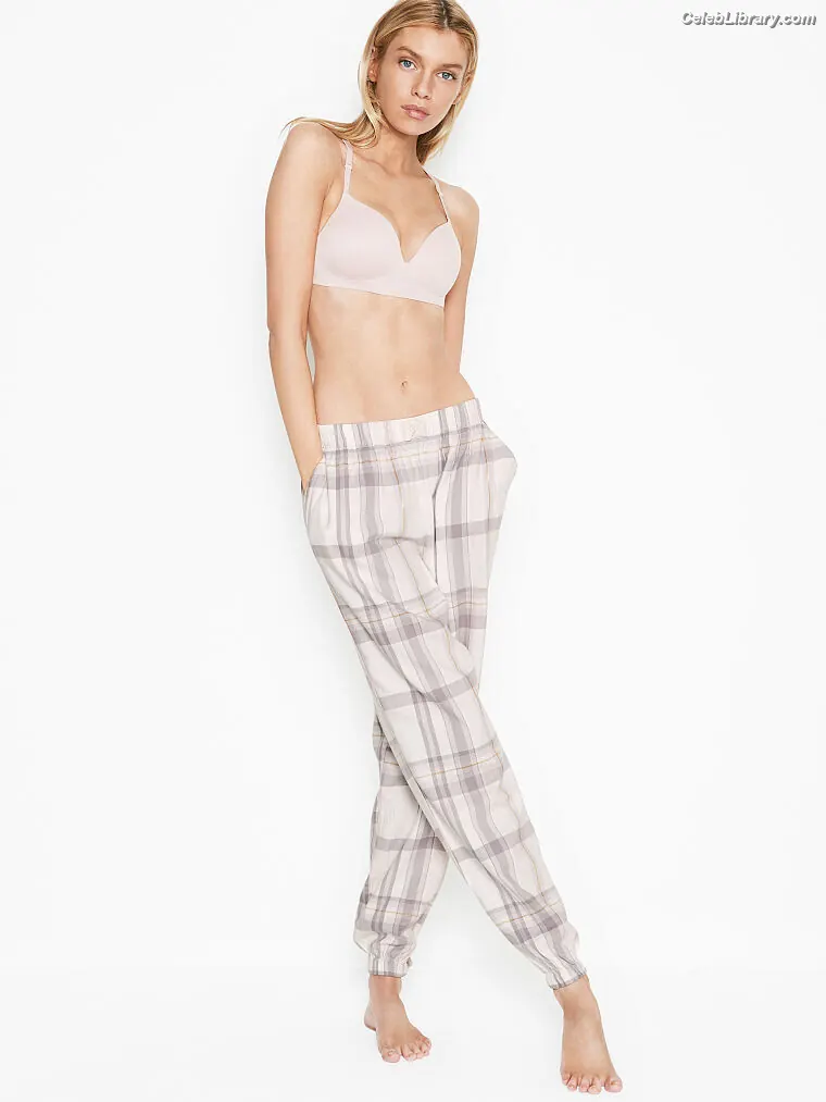 Stella Maxwell photo 13 of 1067