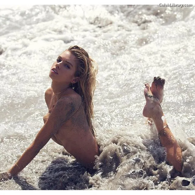 Stella Maxwell photo 24 of 1067