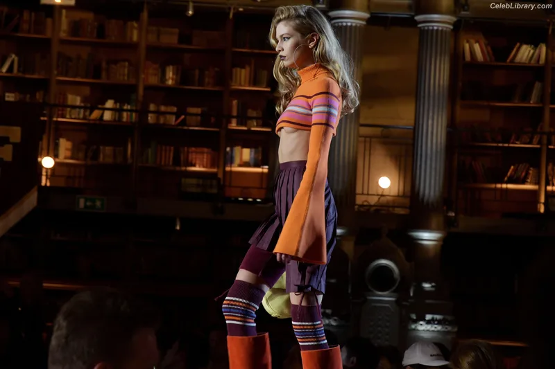 Stella Maxwell photo 3 of 1066