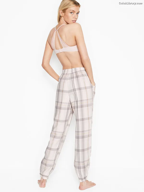 Stella Maxwell photo 14 of 1066
