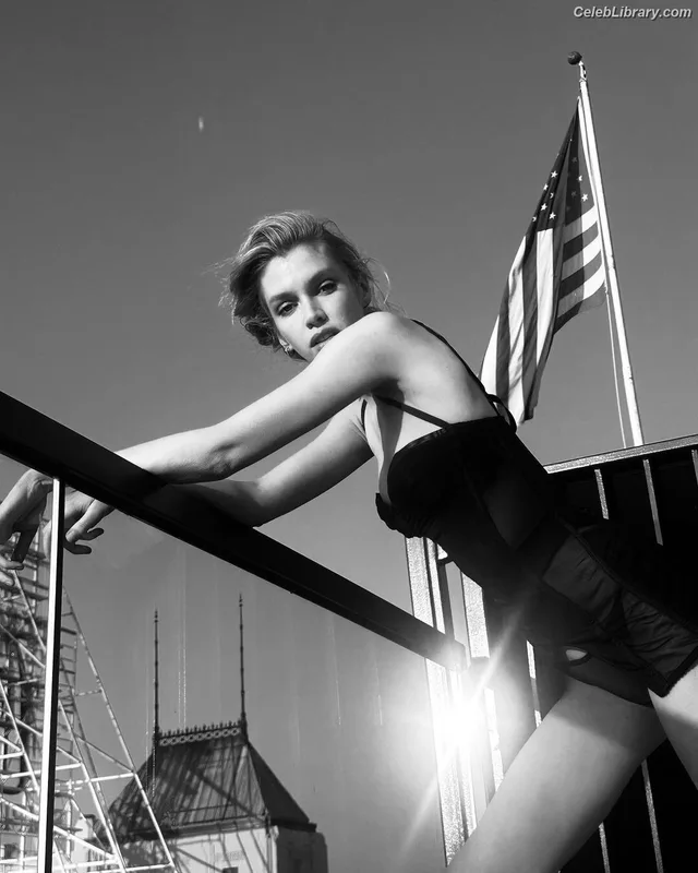 Stella Maxwell photo 19 of 1066
