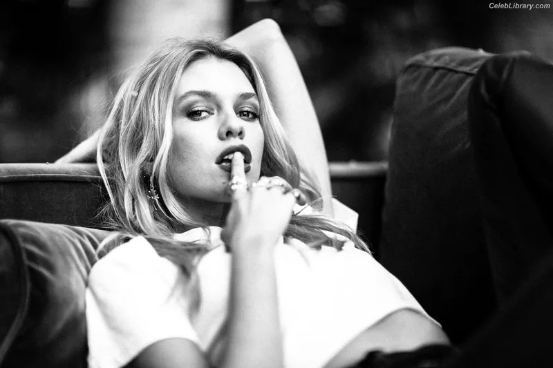 Stella Maxwell photo 21 of 1066