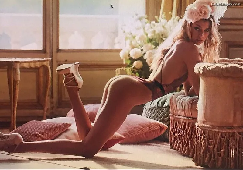Stella Maxwell photo 1 of 1066