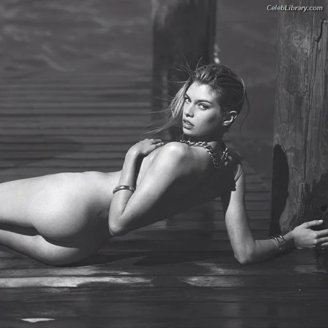 Stella Maxwell photo 21 of 1066